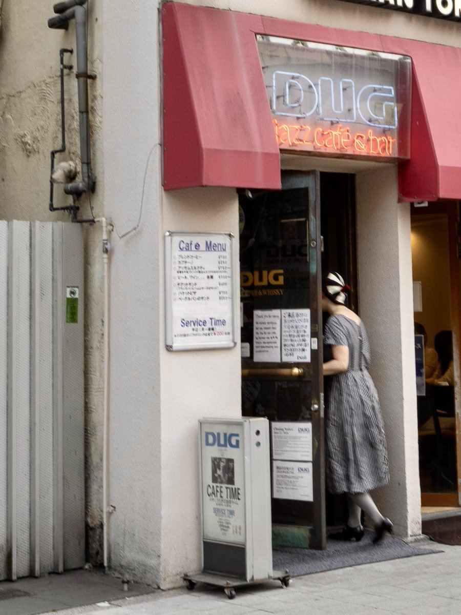 fukkey_life's tweet photo. 場所は新宿
学生の頃、授業が終わると時々足を運んだお店。

地下の空間では、ジャズが静かに流れ、街の喧騒とは別の時間が流れていました。

先月、静かに幕を下ろした思い出の店 DUG

店の前に佇み、最後の姿を静かに写し続けました。

#ストリートスナップ
#DUG

Instagram
https://t.co/szCtwDjZw1 https://t.co/8tNnocMXlB
