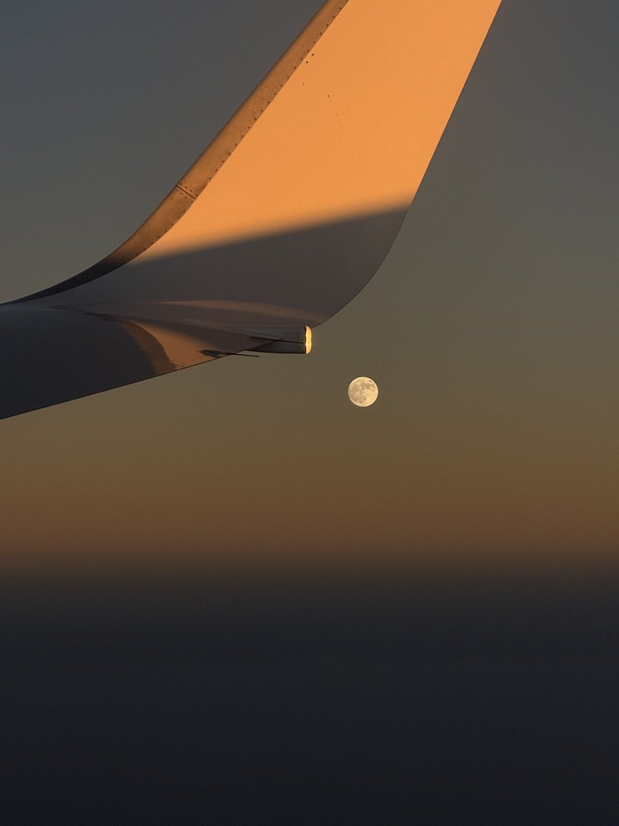 yorueshi's tweet photo. J’ai admiré la lune tout au long du vol https://t.co/5Q1tEEVXFA