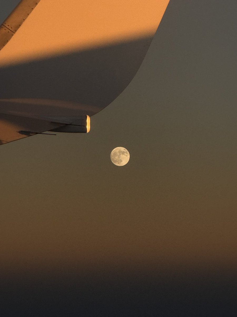 yorueshi's tweet photo. J’ai admiré la lune tout au long du vol https://t.co/5Q1tEEVXFA