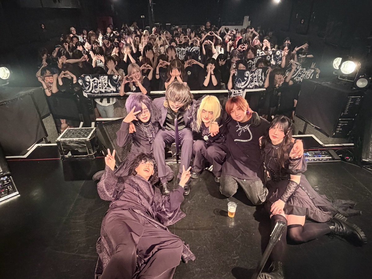 deigan_ten's tweet photo. メンバーが呼んでくれた最後のステージ、また一緒にできて嬉しかった。

バンドは解散しても一緒に鳴らしてきた音や、あの日の景色、ヒトガタの皆と作ってきた時間はなくならない。

沢山の思い出をありがとう、泥眼。 https://t.co/WdKFKNetd2