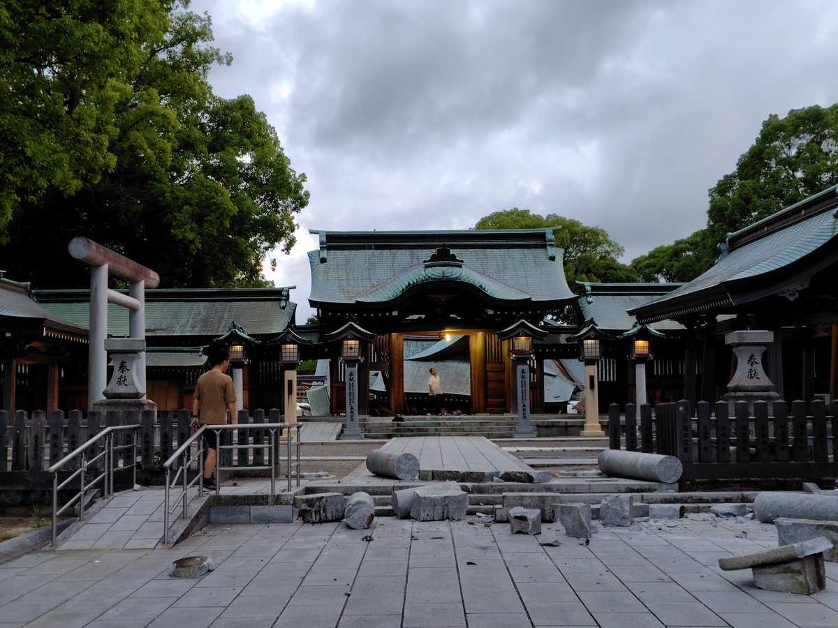 corotian's tweet photo. 今朝の八代宮の姿、信じられない…。宮司さんが、「神様はなかにいます、どうぞお参りしてください」と。いつも家を守っていてくれた神様です。手を合わせたら涙が止まりませんでした。大切なものがいとも簡単に壊れてしまう恐ろしさ。前回はもう一度震度7が来ました。引き続き警戒を。 https://t.co/gajY1gEj71