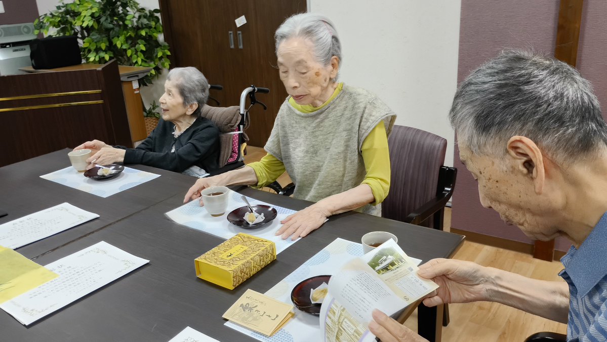 Central_Bios's tweet photo. 散歩表彰式を行いました🏅
普段の歩行距離を五街道にあてはめ
到達した宿場を発表します
今回は妻籠宿に到達された方がいたのでご当地の銘菓『栗きんとん』をいただきました😋
東海道踏破も2名達成✨
皆様頑張っています😊

#レクリエーション課
#散歩表彰式
#松本市 https://t.co/EPa1LnqSHH