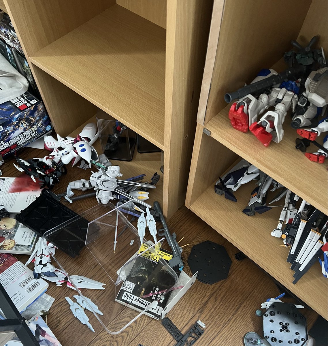 hiro_3reds's tweet photo. 昨日の地震で作ったガンプラ全てバラバラに😨少しだけ片付けて棚やケースにいれたけど、家の中の棚がほとんど倒れてる

プラモとかは仕方ない、家が無事ならなんとかなる https://t.co/xQkGrW4Np2
