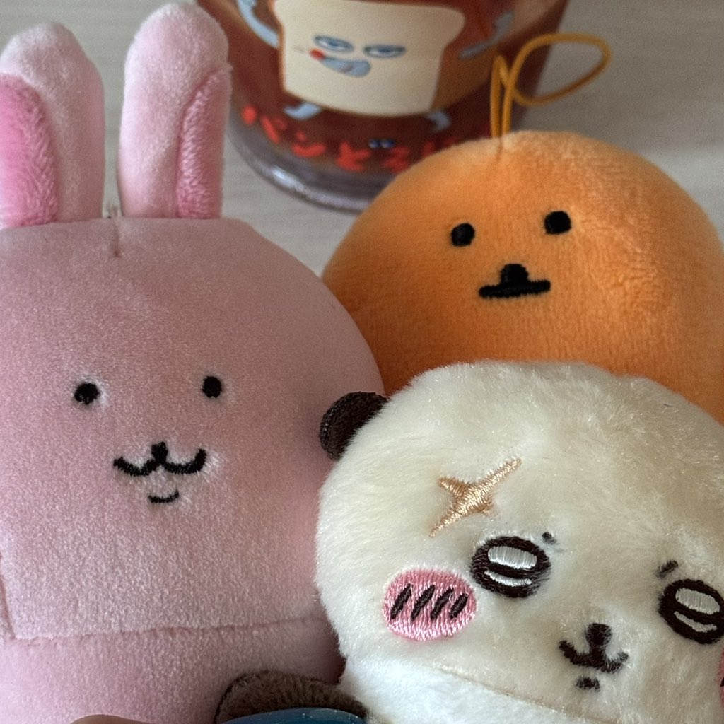 largerice_luv's tweet photo. 残り3連勤がんばれないからオキニのぬいぐるみたちを持っていきデスクにかざる。
ラッコ師匠いたら褒めてくれそうだからつれていく。 https://t.co/BD4tKtYf6q