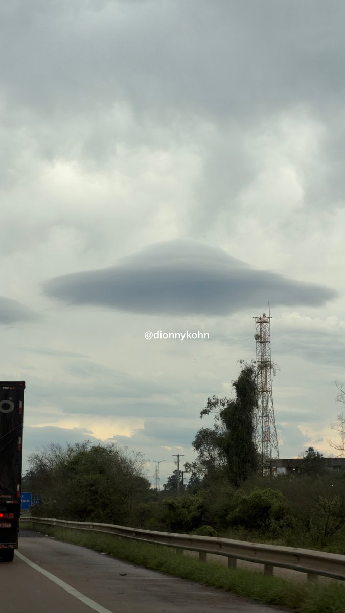 dionnykohn's tweet photo. E essa formação curiosa de nuvens sob Porto Alegre - RS ? 
@rbstv 

#ufologia https://t.co/Ct2KPeU7qf