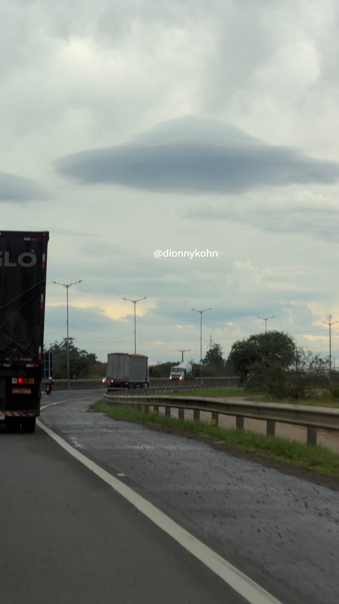 dionnykohn's tweet photo. E essa formação curiosa de nuvens sob Porto Alegre - RS ? 
@rbstv 

#ufologia https://t.co/Ct2KPeU7qf