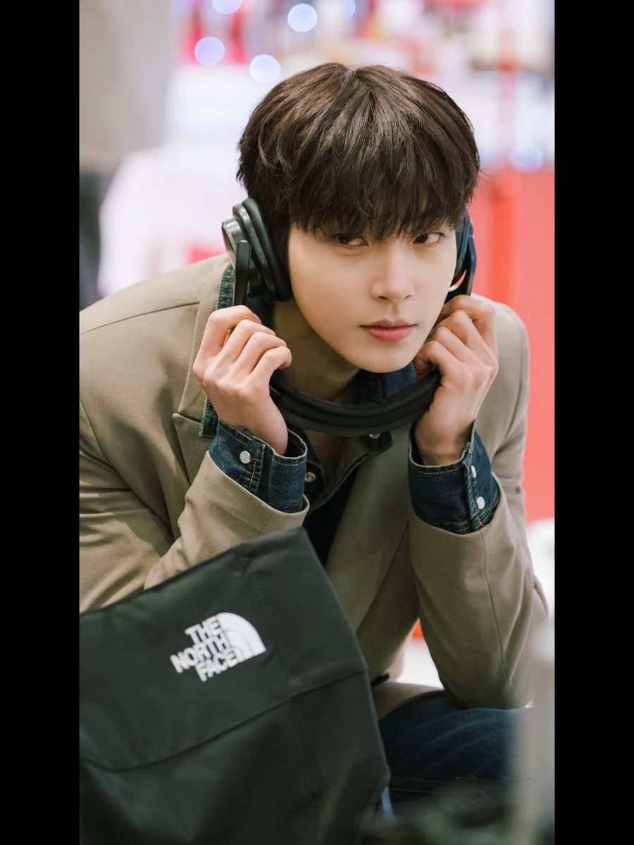 teamhwanginyoup's tweet photo. Novas fotos dos bastidores de Dream To You foram divulgadas, mostrando Hwang In Youp durante as gravações do drama.

#UmSonhoAteVoce #DreamToYou #그대에게드림 #HwangInYoup #황인업 https://t.co/y7lx33XKWY