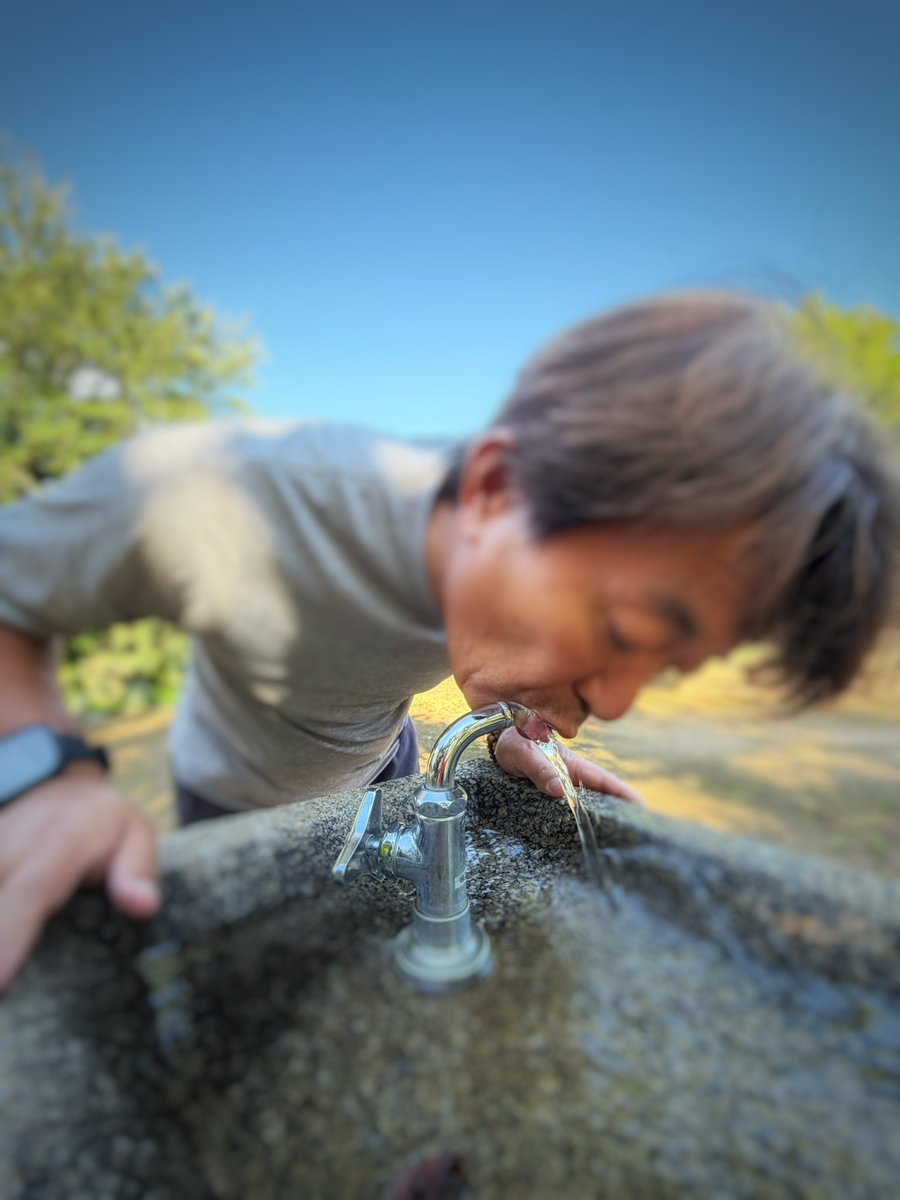 rikibodei's tweet photo. 青空の下、今朝も子ども会の
「ラジオ体操おじさん」でした。

子どもたちと一緒に体を動かし
朝の清々しい空気を胸いっぱいに吸い込む。
そんな当たり前の日常の尊さを感じます。

数日前には関東で大きな水害が発生し
昨日は熊本で震度7の地震。
被災された皆さまのことを思うと
言葉がありません。

それでも、今の私にできることを
一つひとつ積み重ねていく。

南米に伝わるハチドリの物語
「クリキンディ」の一節が心に浮かびます。

「私は、私にできることをしているだけ。」

今日も、自分にできることを誠実に。

#子ども会
#ラジオ体操
#防災
#ハチドリのひとしずく
#今できること