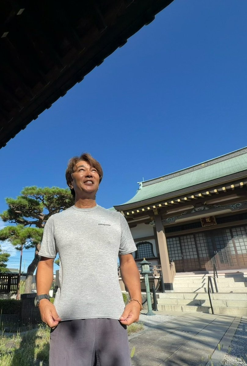 rikibodei's tweet photo. 青空の下、今朝も子ども会の
「ラジオ体操おじさん」でした。

子どもたちと一緒に体を動かし
朝の清々しい空気を胸いっぱいに吸い込む。
そんな当たり前の日常の尊さを感じます。

数日前には関東で大きな水害が発生し
昨日は熊本で震度7の地震。
被災された皆さまのことを思うと
言葉がありません。

それでも、今の私にできることを
一つひとつ積み重ねていく。

南米に伝わるハチドリの物語
「クリキンディ」の一節が心に浮かびます。

「私は、私にできることをしているだけ。」

今日も、自分にできることを誠実に。

#子ども会
#ラジオ体操
#防災
#ハチドリのひとしずく
#今できること