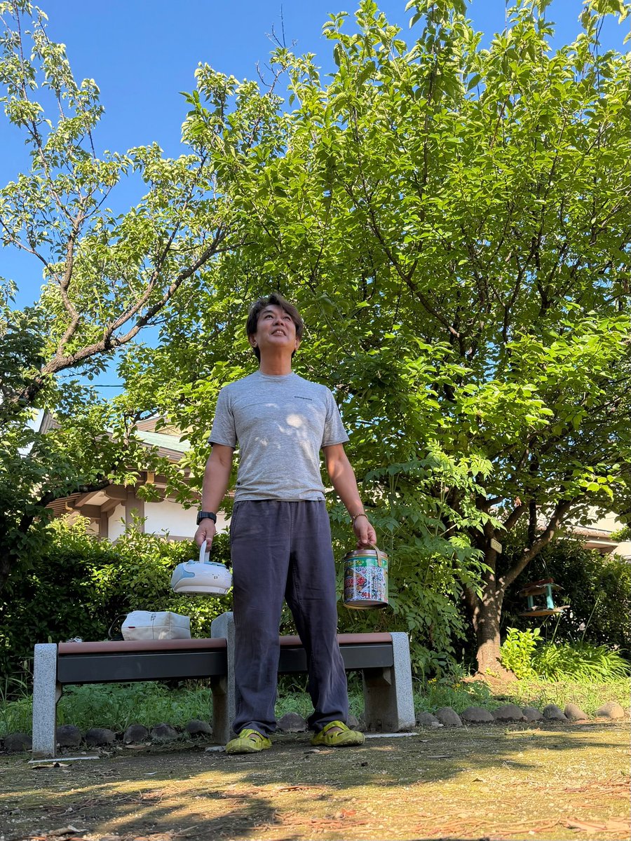 rikibodei's tweet photo. 青空の下、今朝も子ども会の
「ラジオ体操おじさん」でした。

子どもたちと一緒に体を動かし
朝の清々しい空気を胸いっぱいに吸い込む。
そんな当たり前の日常の尊さを感じます。

数日前には関東で大きな水害が発生し
昨日は熊本で震度7の地震。
被災された皆さまのことを思うと
言葉がありません。

それでも、今の私にできることを
一つひとつ積み重ねていく。

南米に伝わるハチドリの物語
「クリキンディ」の一節が心に浮かびます。

「私は、私にできることをしているだけ。」

今日も、自分にできることを誠実に。

#子ども会
#ラジオ体操
#防災
#ハチドリのひとしずく
#今できること