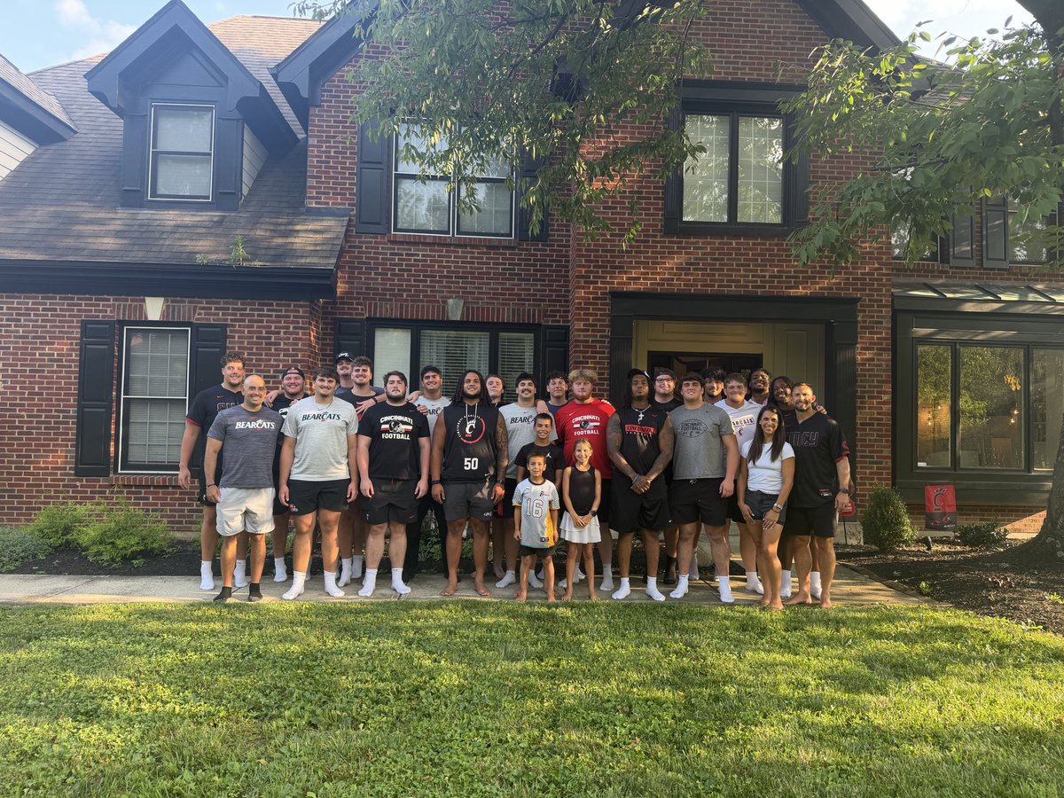 CoachCardwell_'s tweet photo. Annual OL Wiffle Ball Game &amp; BBQ Never Disappoints!! #GoBearcats https://t.co/BQBIF1eiTX
