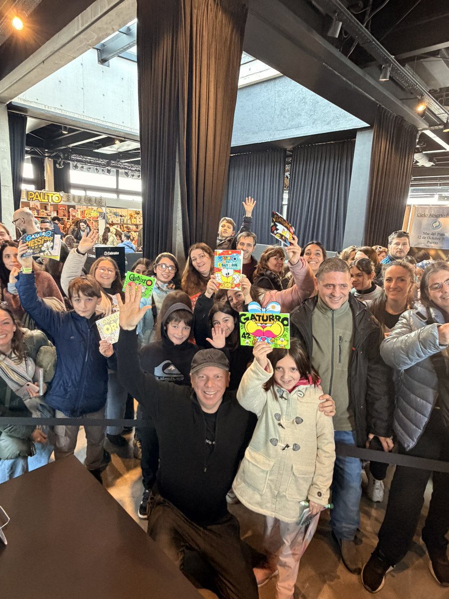 Nikgaturro's tweet photo. Gracias a todos los chicos que vinieron hoy a la firma de La Feria del Libro de Mar del Plata!! La pasamos genial!! https://t.co/oK9rskcZ65