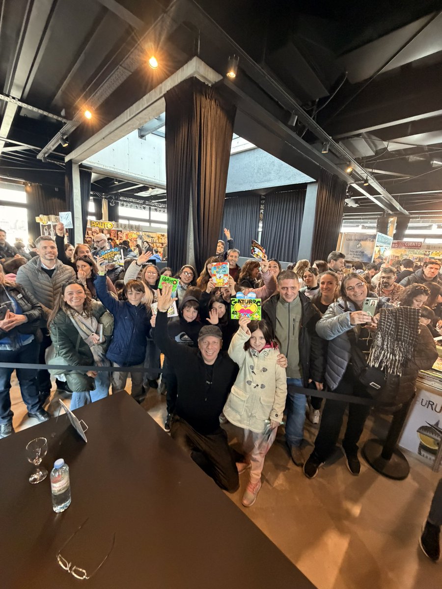 Nikgaturro's tweet photo. Gracias a todos los chicos que vinieron hoy a la firma de La Feria del Libro de Mar del Plata!! La pasamos genial!! https://t.co/oK9rskcZ65