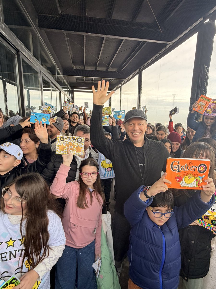 Nikgaturro's tweet photo. Gracias a todos los chicos que vinieron hoy a la firma de La Feria del Libro de Mar del Plata!! La pasamos genial!! https://t.co/oK9rskcZ65