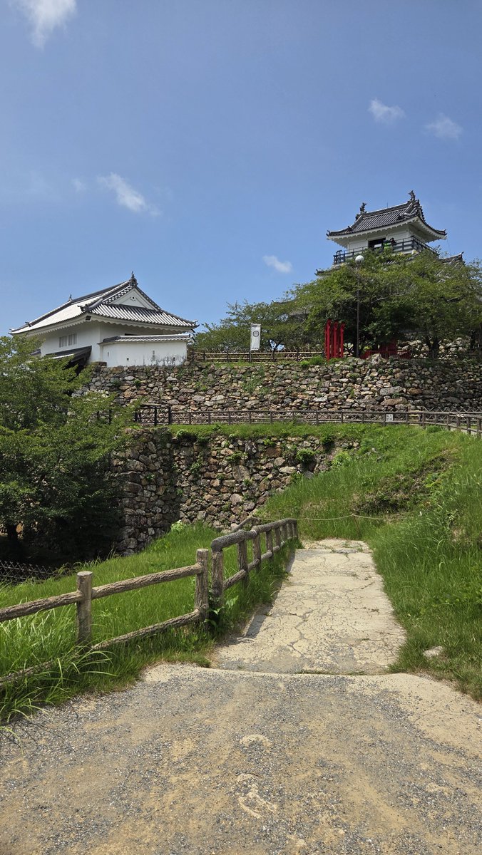 34temisu's tweet photo. いつも帰るときは半分仕事で帰るからバタバタしてたけど今回は貸してた衣装、扇子、木刀の回収のみだったのでほぼ遊び！！
ずっと日傘持ってたのに顔が日焼けしてるのなんで？ https://t.co/qiZ5aiRudU