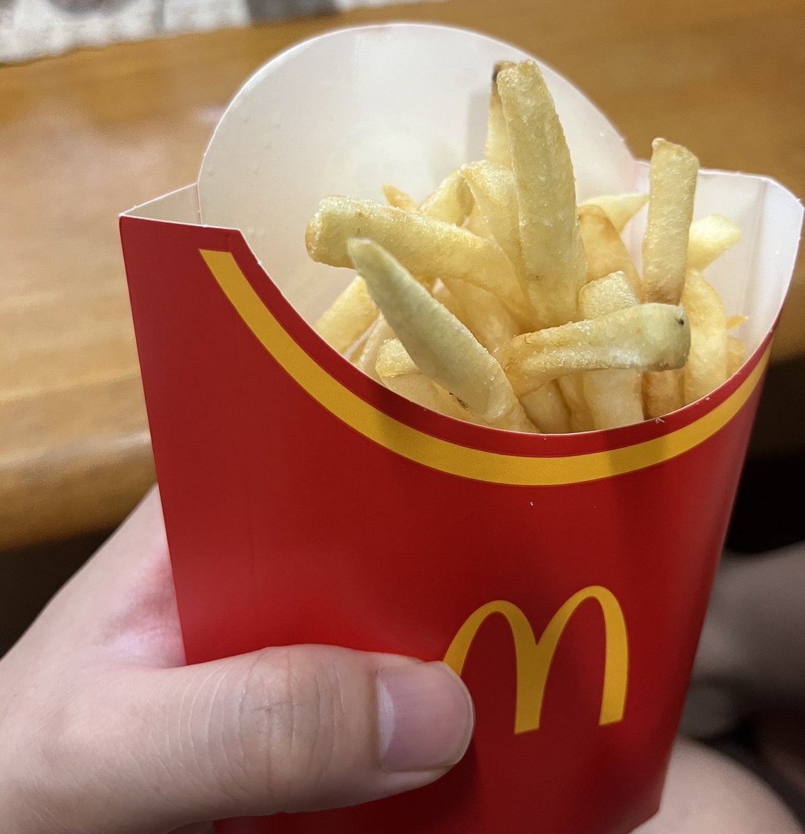 sitcom777Ray's tweet photo. @McDonaldsJapan 

ポテトのLサイズを頼んだのに

これだけ量が少ないと、俺よりも刻まれたジャガイモが可哀想だ🥔😢

#マクドナルド さん助けてください泣

※本当に袋から出しただけでこぼしてもいません。。。 https://t.co/9LLKwIrYOH