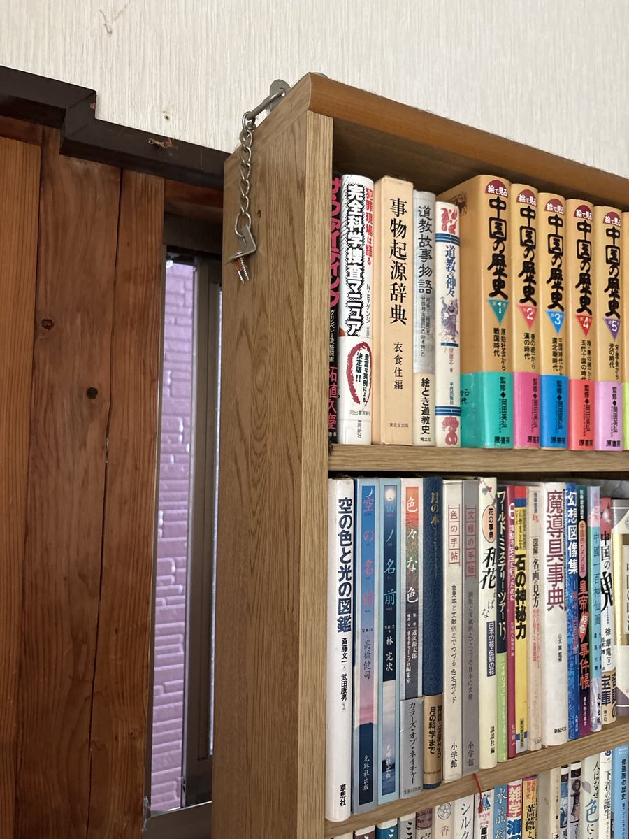mu_kai's tweet photo. おはようございます。
ニュース見たらご近所のイオンモールが大変なことになってました。
私はまずはMacBookの生存確認です😭
本棚の耐震金具は役目を果たして（？）殉職した模様 https://t.co/4BtiApTiyy