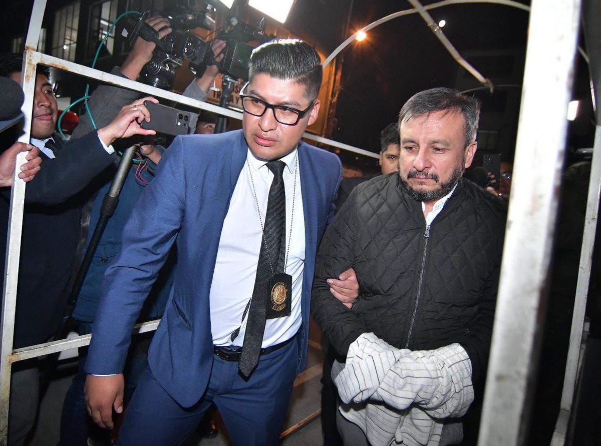 reddtvoficial's tweet photo. Exministro Medinaceli LLEGA A CELDAS de la Felcc tras declarar por caso de “gasolina basura”
El exministro de Hidrocarburos, #MauricioMedinaceli, fue trasladado este martes a celdas de la Fuerza Especial de Lucha Contra el Crimen (#Felcc) de La Paz, luego de prestar su declaración informativa ante la Fiscalía dentro de la investigación del denominado caso de la “gasolina basura”.
La exautoridad abandonó las instalaciones del Ministerio Público sin emitir declaraciones a la prensa. Tras concluir su comparecencia, salió en un vehículo de color blanco y posteriormente fue conducido bajo custodia policial hasta dependencias de la Felcc, donde permanecerá mientras continúan las investigaciones.
Medinaceli fue aprehendido por este caso, que indaga presuntas irregularidades en la importación, comercialización y distribución de combustibles presuntamente fuera de especificación. Su captura se produjo después de que una comisión legislativa recomendara profundizar las investigaciones penales e identificara presuntas responsabilidades de exautoridades.
