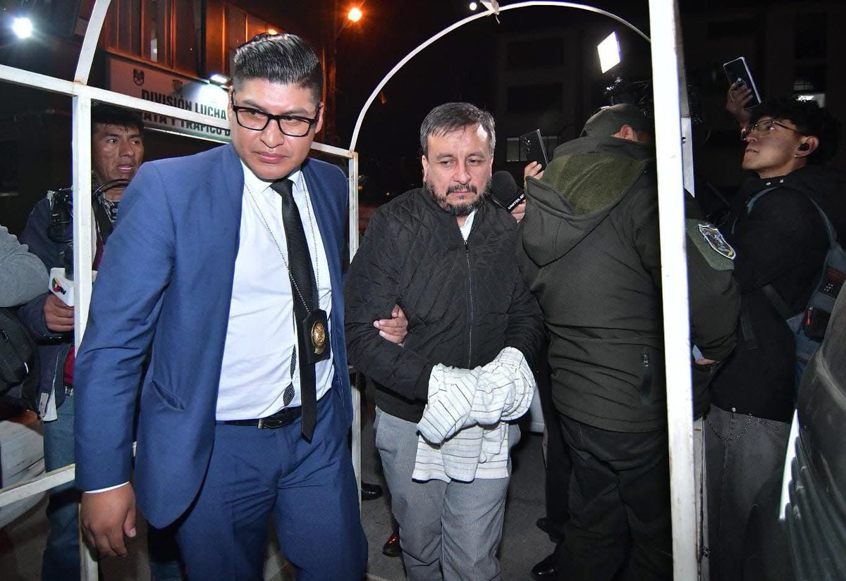 reddtvoficial's tweet photo. Exministro Medinaceli LLEGA A CELDAS de la Felcc tras declarar por caso de “gasolina basura”
El exministro de Hidrocarburos, #MauricioMedinaceli, fue trasladado este martes a celdas de la Fuerza Especial de Lucha Contra el Crimen (#Felcc) de La Paz, luego de prestar su declaración informativa ante la Fiscalía dentro de la investigación del denominado caso de la “gasolina basura”.
La exautoridad abandonó las instalaciones del Ministerio Público sin emitir declaraciones a la prensa. Tras concluir su comparecencia, salió en un vehículo de color blanco y posteriormente fue conducido bajo custodia policial hasta dependencias de la Felcc, donde permanecerá mientras continúan las investigaciones.
Medinaceli fue aprehendido por este caso, que indaga presuntas irregularidades en la importación, comercialización y distribución de combustibles presuntamente fuera de especificación. Su captura se produjo después de que una comisión legislativa recomendara profundizar las investigaciones penales e identificara presuntas responsabilidades de exautoridades.