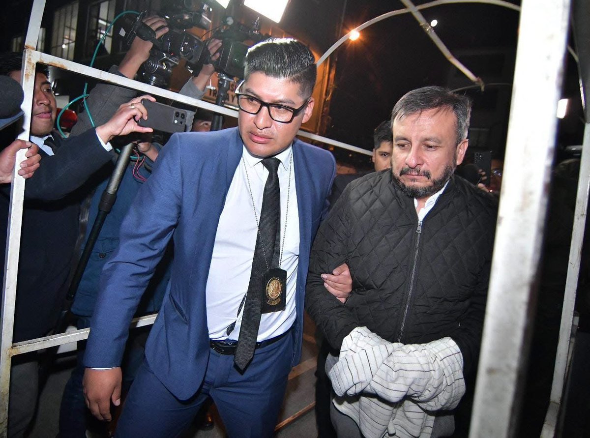 reddtvoficial's tweet photo. Exministro Medinaceli LLEGA A CELDAS de la Felcc tras declarar por caso de “gasolina basura”
El exministro de Hidrocarburos, #MauricioMedinaceli, fue trasladado este martes a celdas de la Fuerza Especial de Lucha Contra el Crimen (#Felcc) de La Paz, luego de prestar su declaración informativa ante la Fiscalía dentro de la investigación del denominado caso de la “gasolina basura”.
La exautoridad abandonó las instalaciones del Ministerio Público sin emitir declaraciones a la prensa. Tras concluir su comparecencia, salió en un vehículo de color blanco y posteriormente fue conducido bajo custodia policial hasta dependencias de la Felcc, donde permanecerá mientras continúan las investigaciones.
Medinaceli fue aprehendido por este caso, que indaga presuntas irregularidades en la importación, comercialización y distribución de combustibles presuntamente fuera de especificación. Su captura se produjo después de que una comisión legislativa recomendara profundizar las investigaciones penales e identificara presuntas responsabilidades de exautoridades.