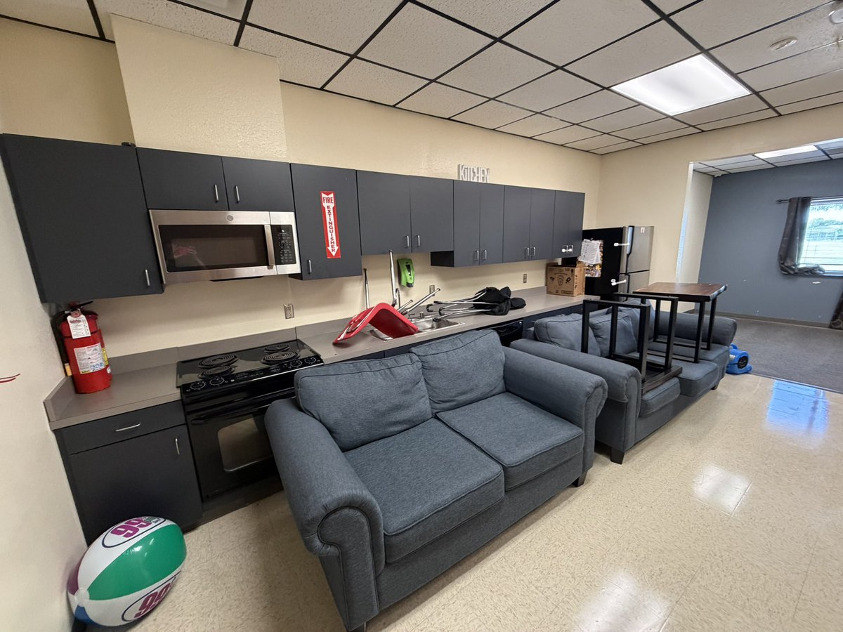 HolliPolli10's tweet photo. Day 2 before and afters!

We are making progress for my life skills class!! 

Tomorrow is 1st official day back. Hopefully get the big room done and onto the big cabinets!

#spedlife #beagoodperson https://t.co/dJFtE8KioY