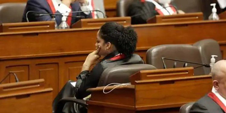 Mataryell's tweet photo. Cuestionable la actitud de la bancada de JP al abandonar el emiciclo cuando KF ingresa. Pero, la #BasuraFujimorista no tiene derecho a crítica, no luego de alentar la misma actitud por parte de la NdM Rosangella Barbaran... https://t.co/kGJnucyw7L