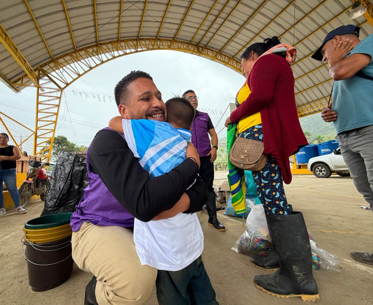 goberzamora's tweet photo. 👨‍👩‍👧✨𝗦𝗜𝗘𝗠𝗣𝗥𝗘 𝗖𝗢𝗡 𝗡𝗨𝗘𝗦𝗧𝗥𝗔 𝗚𝗘𝗡𝗧𝗘

Con el firme espíritu de solidaridad y compromiso, el Intendente General de Policía, el Jefe Político de Zamora y la Teniente Política de Guadalupe continúan entregando ayudas humanitarias a familias de #CantzamaBajo con: https://t.co/90HZV0sQ7I
