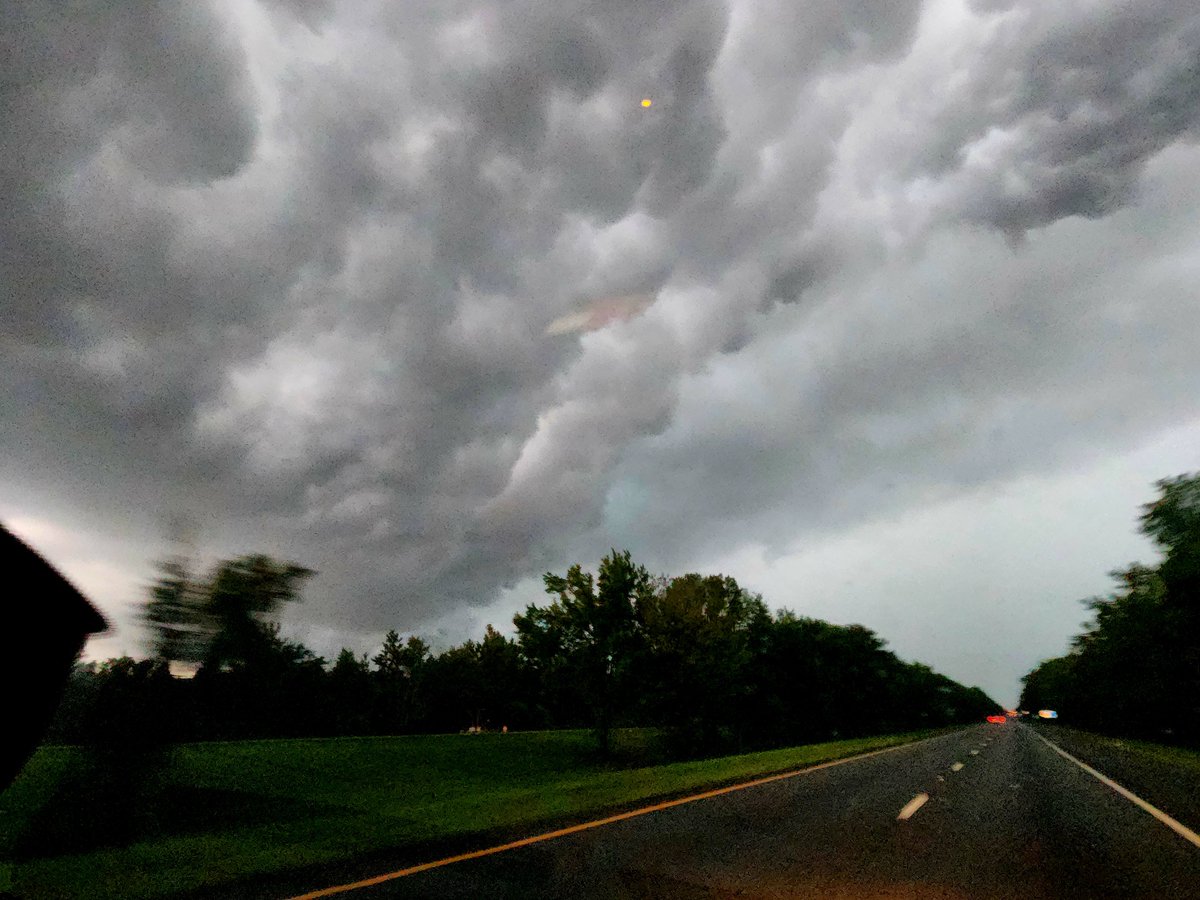 MarcusB07025751's tweet photo. From the tornado warned cell in south Jersey 7:03pm https://t.co/VvvqGM5gpU