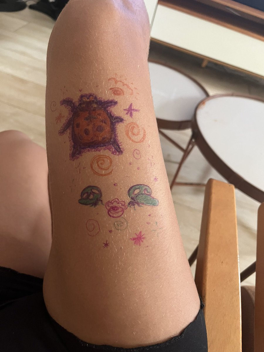ivydigo's tweet photo. nos dois primeiros dias de venda tentando fiz esses desenhos em mim pra ter sorte e só no último (quando não desenhei) eu peguei os ingressos. não confiem em insetos. https://t.co/A3H8vNtP1S