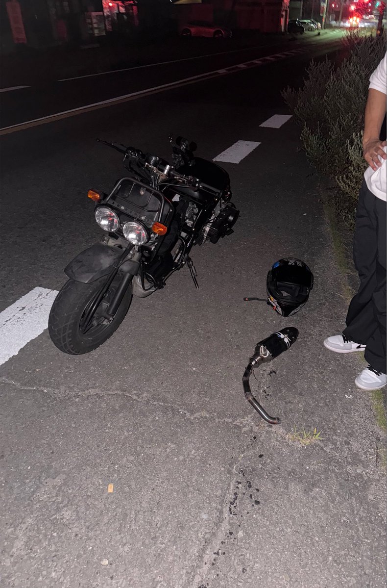 ZX10R_aaa's tweet photo. マフラーってちぎれるんや https://t.co/aMeDiUavbb
