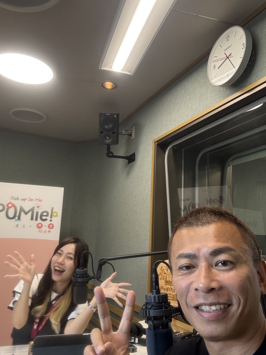KV3dmn's tweet photo. 本日はポミーでキヨンセさんと久々に外壁塗装の話をしてきました😊
内容は昨日と同じで洋風瓦のメンテナンスについてです😁
#FM三重
#ポミー
#リペイント匠
#外壁塗装 https://t.co/2QfjA0KzHb
