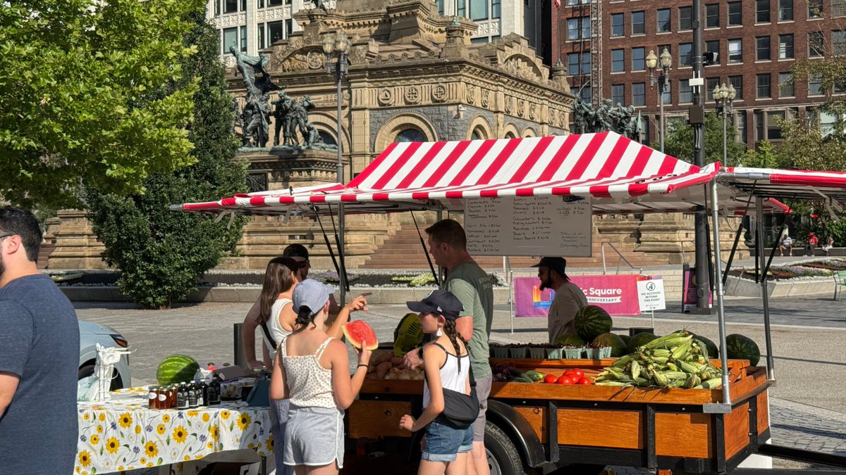 TheCLE's tweet photo. Fresh produce, handmade goods, live music &amp; drinks in the heart of Downtown Cleveland.

The Public Square Farmers Market runs every Thursday from 4-7 PM through October 29.

More info about Downtown: https://t.co/LBHaY3FnXU

#thelandforlife #FarmersMarket https://t.co/GsixE7I99X