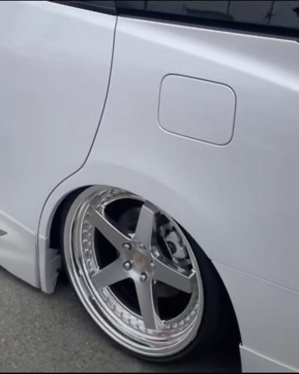 ericadayo1213's tweet photo. 今日は賢次の誕生日🎂
この車でどこか行こうって言ってたけど体調もあんまりだし、今日はお家で家族で誕生日パーリーしたいと思います❤️
#誕生日 https://t.co/5r3S8ZZKCo