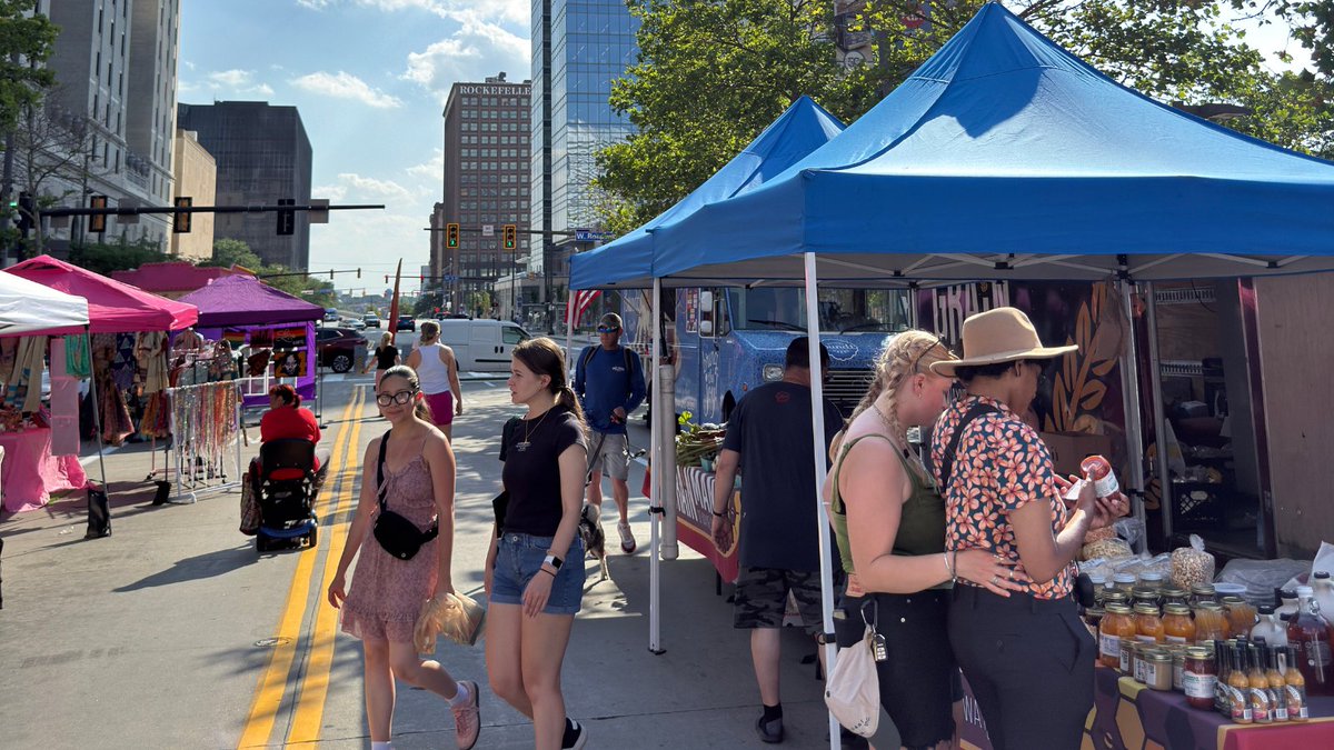 TheCLE's tweet photo. Fresh produce, handmade goods, live music &amp; drinks in the heart of Downtown Cleveland.

The Public Square Farmers Market runs every Thursday from 4-7 PM through October 29.

More info about Downtown: https://t.co/LBHaY3FnXU

#thelandforlife #FarmersMarket https://t.co/GsixE7I99X