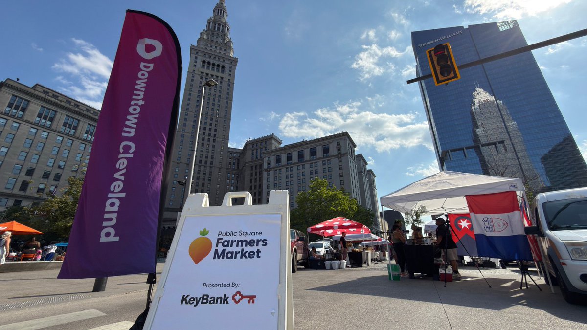 TheCLE's tweet photo. Fresh produce, handmade goods, live music &amp; drinks in the heart of Downtown Cleveland.

The Public Square Farmers Market runs every Thursday from 4-7 PM through October 29.

More info about Downtown: https://t.co/LBHaY3FnXU

#thelandforlife #FarmersMarket https://t.co/GsixE7I99X