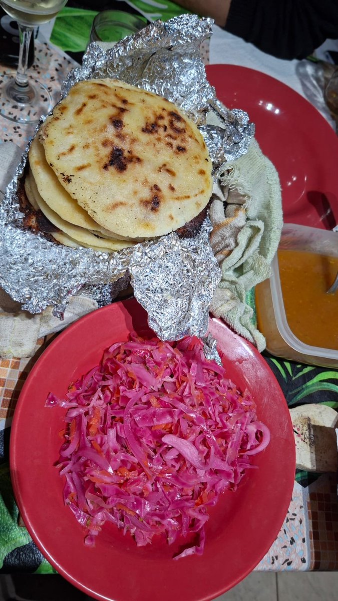 pao_renderos's tweet photo. Ayer hice pupusas, por primera vez preparé chicharrón y quedaron bastante bien. https://t.co/2BZ7IG4819