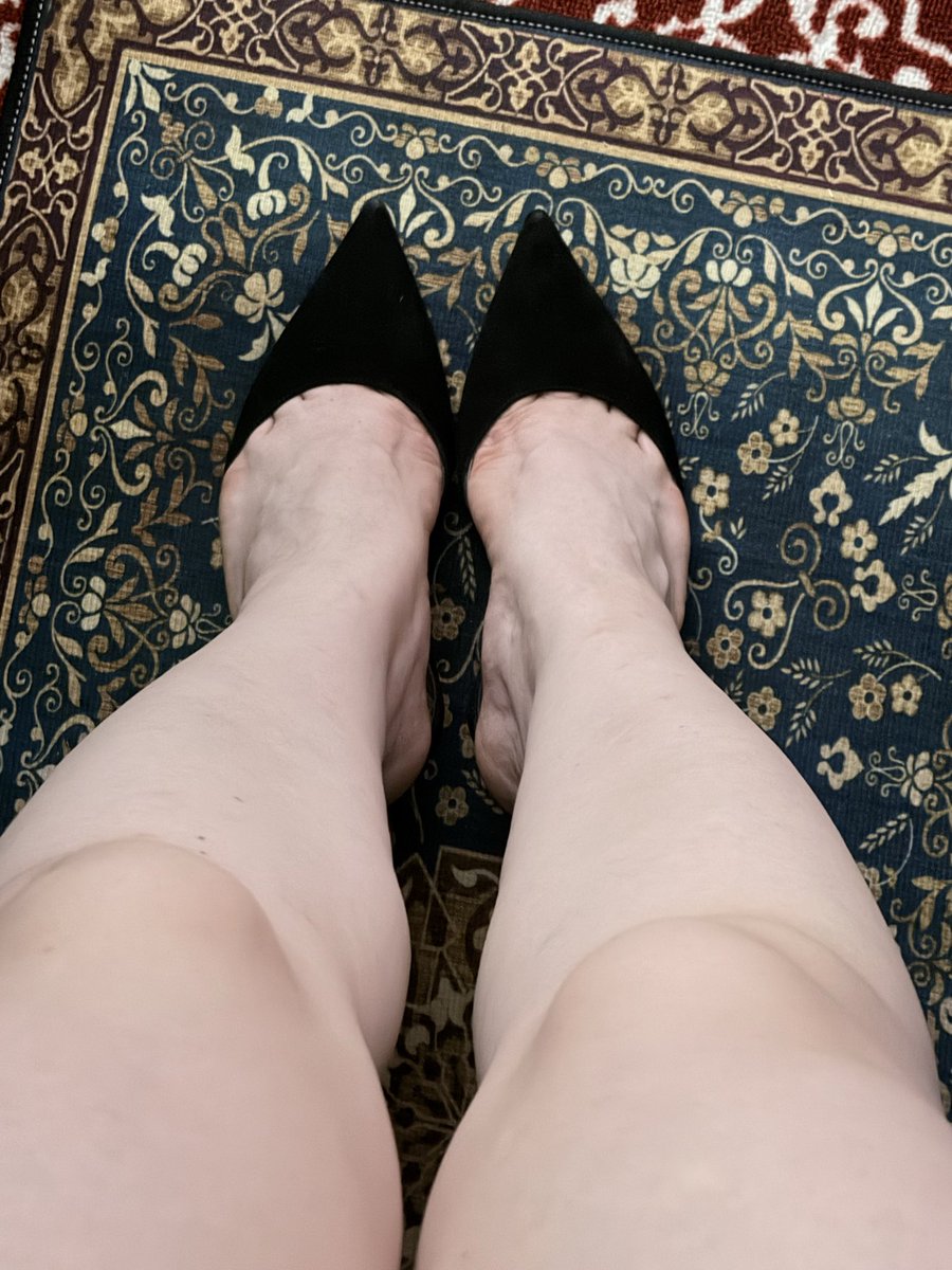 Ctanklu's tweet photo. suck my OL goddess in Office https://t.co/qH55kl8jQL