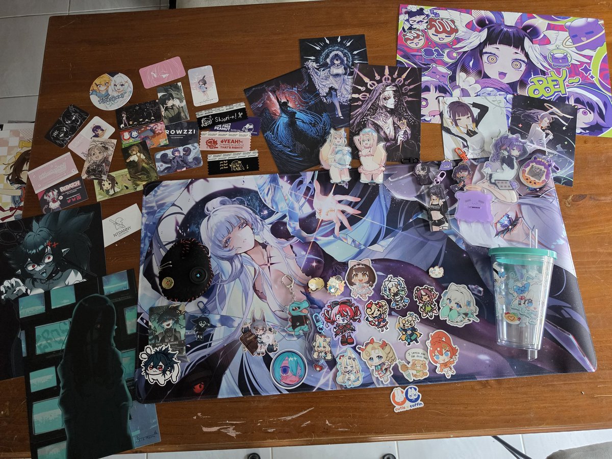 ThisTreeSucks's tweet photo. met so many amazing people for my first time down at OffKai! Here's what i was able to grab from the amazing artist that support this space.
#OffkaiGen5Haul https://t.co/IPhu4VYPRQ