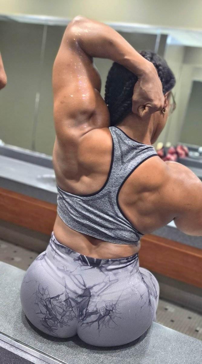 MarcieElite's tweet photo. My glutes are growing as I chase that 600lb squat 🤙 https://t.co/LJiJ6YTTcY