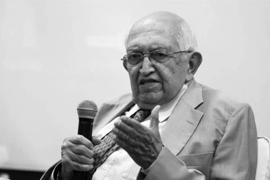 IvanDuque's tweet photo. Hoy despido con profunda tristeza a Plinio Apuleyo Mendoza, un gran colombiano, un maestro de la palabra y un defensor incansable de la libertad. Tuve el privilegio de conocer su inteligencia, su agudeza y su inmenso amor por Colombia. Su legado literario, periodístico e intelectual seguirá inspirando a quienes creemos en la democracia y en el poder de las ideas. A su familia y amigos les envío un abrazo solidario. Descansa en paz, querido Plinio.