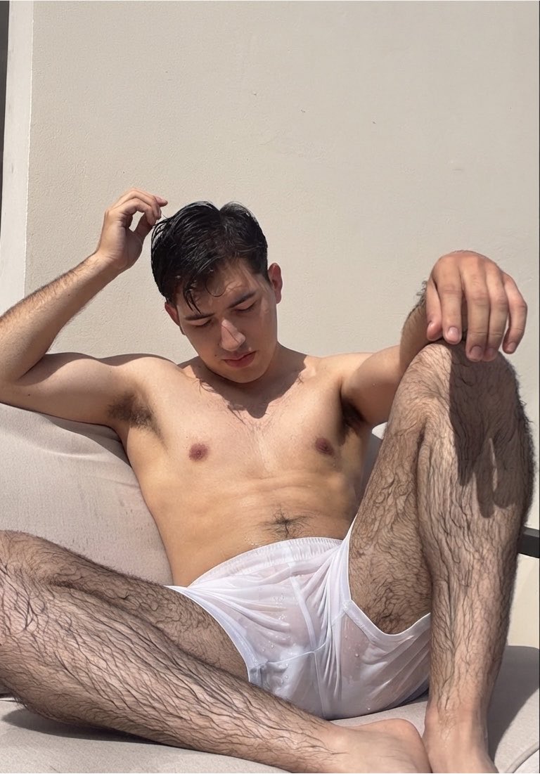 Yeyecito21's tweet photo. Cómo se me ve el short blanco?👀🤍

#gay #legs #summer #gaybody #hairylegs https://t.co/qjVyHFyK0N