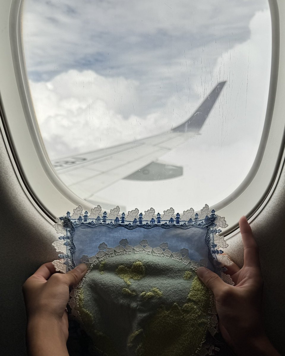 happilyever5555's tweet photo. 近沢レース「入道雲」「ANAコラボ」「世界旅行」

念願の1番近距離からの「入道雲」ハン活😍

JALに乗ったけどANAのハンカチで✈️

入道雲と一緒に撮りたかった「世界旅行🌍」もセットで📸

帰りの夕焼けがすごく綺麗でした✨✨

毎回のことながら息子の協力で撮影☺️
いつもありがとう😊

#近沢レース https://t.co/QFC20tKQOf