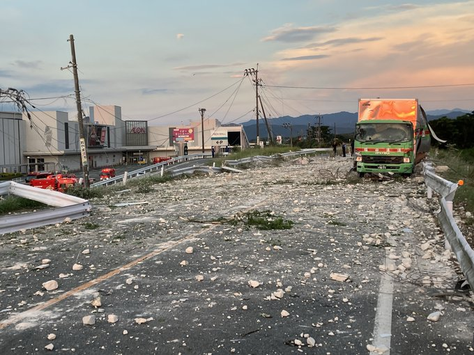 0628Sprsprgj's tweet photo. 【熊本震度7記者ルポ】イオンモール熊本「車が吹っ飛ぶ衝撃」　骨組みむき出しの施設…電柱は傾き、トラックにはへこみ：居合わせた記者「コンクリート片が無数に飛散」（西日本新聞）
https://t.co/Gq9gF9ROAi
施設から100㍍ほど離れた時、「ドーン」という聞いたことがない音に襲われた。
――迫��。 https://t.co/Df1WfwjH2Y