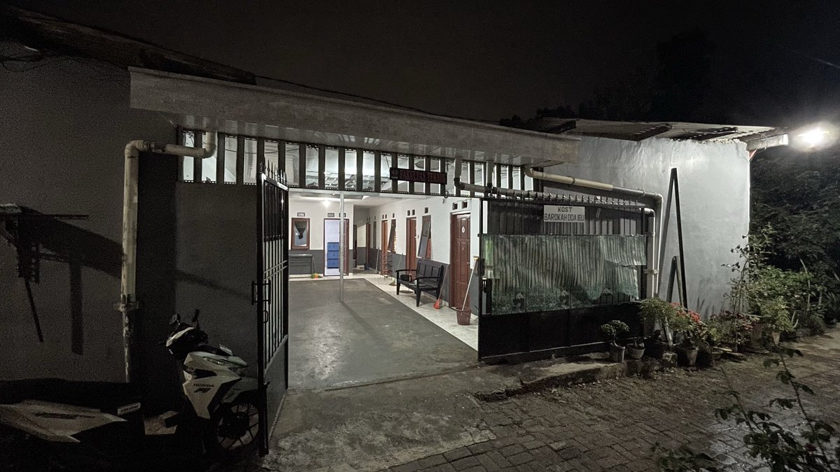 Dnngptra's tweet photo. Ness ijin promosi kos kos an, Yok yang lagi nyari kos kos an khusus cowok saya ready lokasi cempakatimur kamar mandi dalam harga cukup murah hanya 8jt  saja pertahun ada 8 kamar kosong semuanya kamar mandi dalam barang kali berminat bisa hub.081558052716 https://t.co/pGnLrJkDwy
