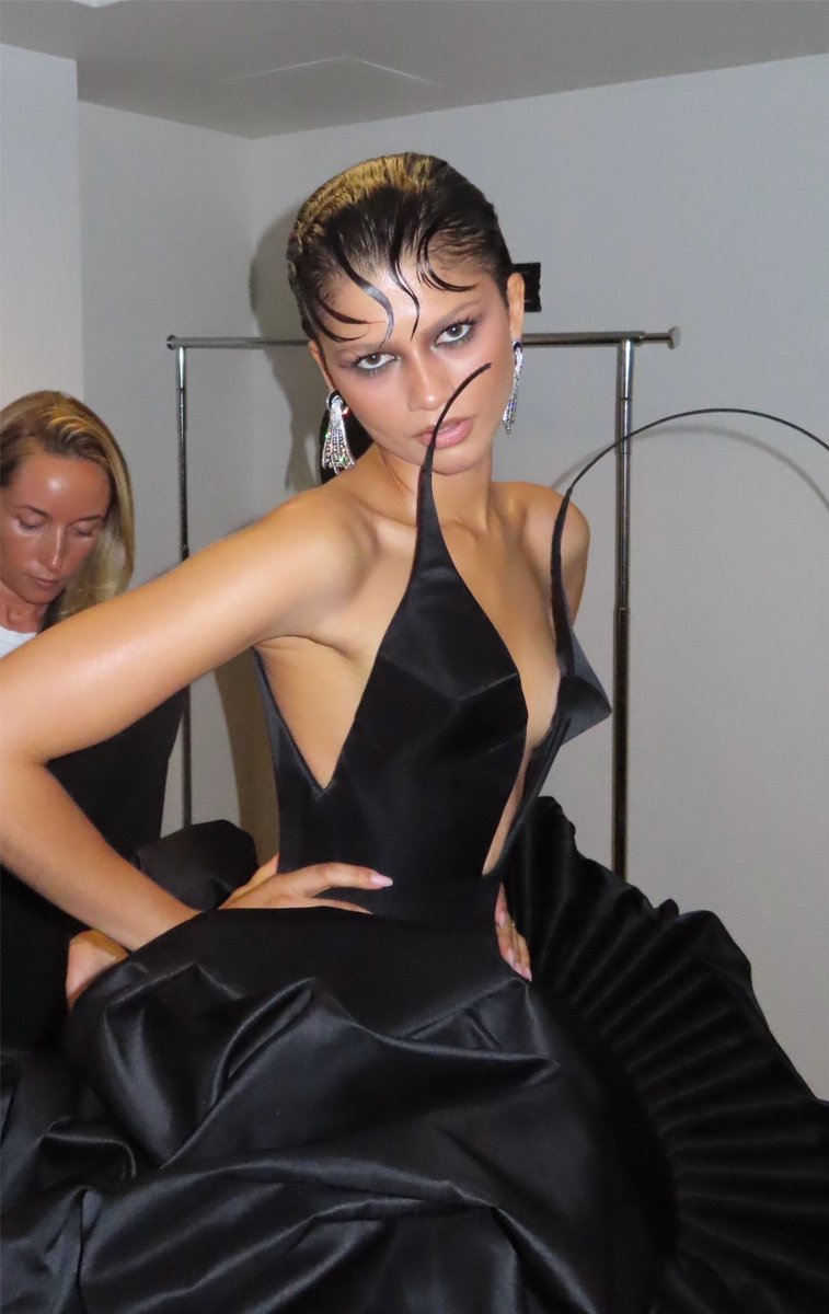 FilmUpdates's tweet photo. Zendaya stuns in new pictures. https://t.co/7MN4ZLSn5M