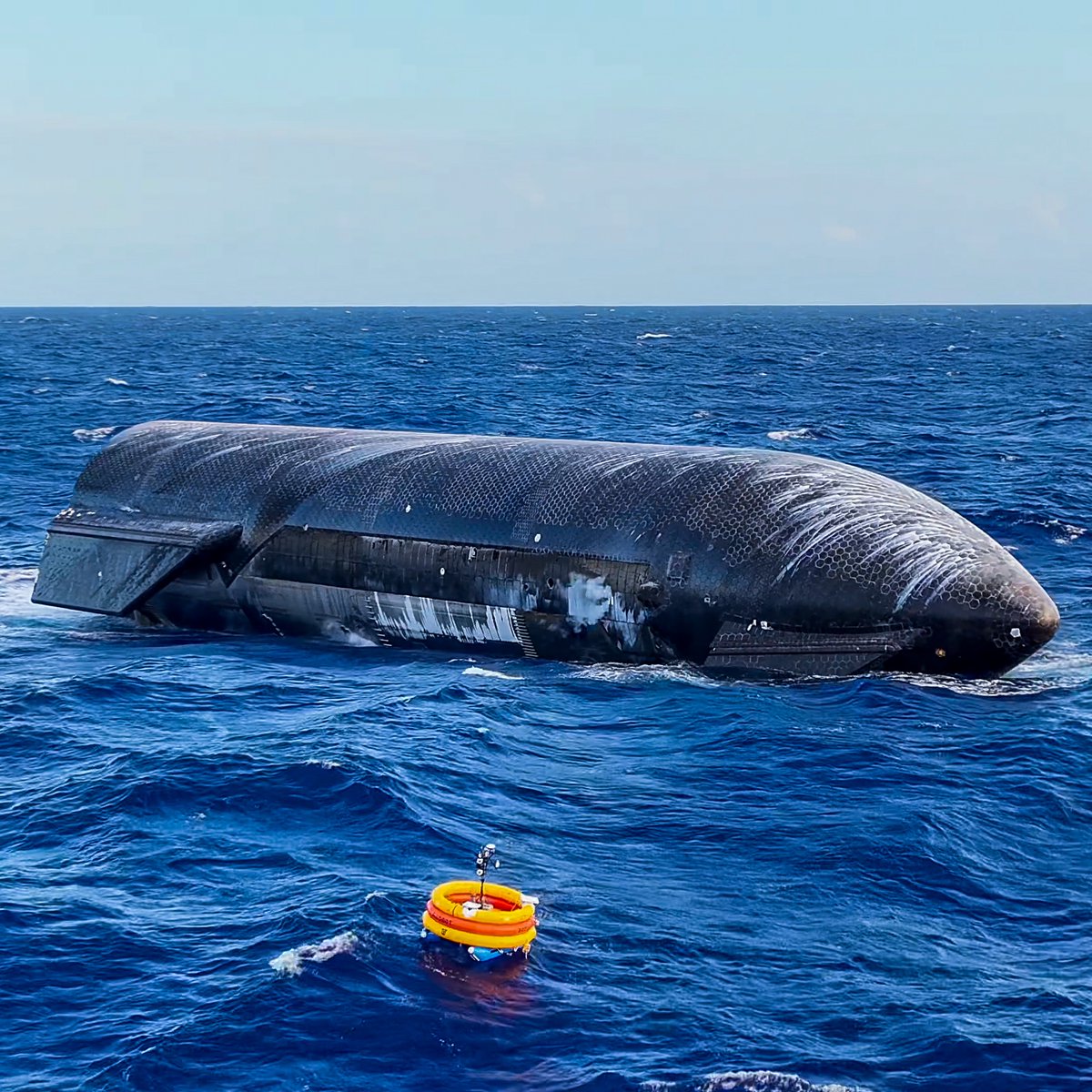tobyliiiiiiiiii's tweet photo. SpaceX is officially sending a ship to recover the Starship that softly splashed down during Flight 13.

As a reminder of scale, the Ship is equivalent of a 14 story tall building. https://t.co/UldZ7EAT46