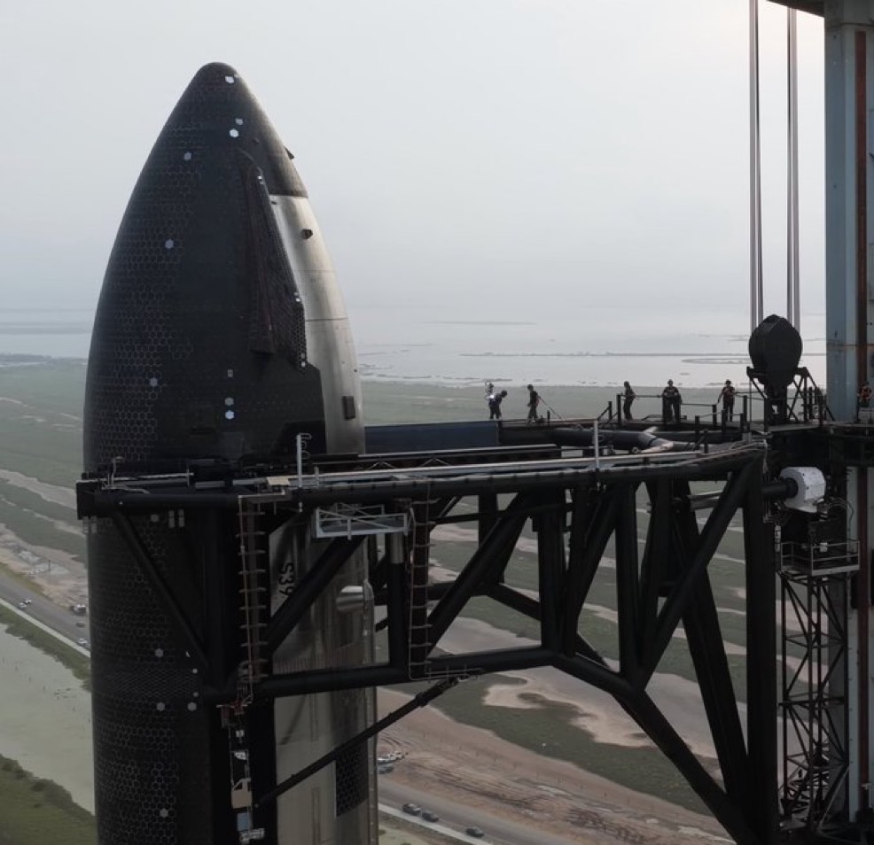 tobyliiiiiiiiii's tweet photo. SpaceX is officially sending a ship to recover the Starship that softly splashed down during Flight 13.

As a reminder of scale, the Ship is equivalent of a 14 story tall building. https://t.co/UldZ7EAT46