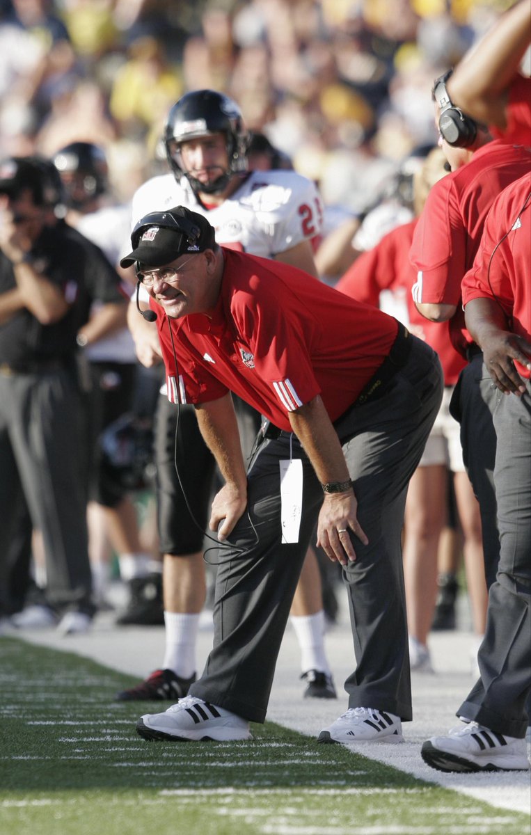 robharley34's tweet photo. Coach Joe Novak didn't just build a winning football program at NIU - he built men of character, set a new standard of excellence &amp; forever changed the trajectory of Huskie football. Praying for the Novak family.

Rest in peace, Coach Novak. Your legacy will never be forgotten. https://t.co/YXJQnu1K96