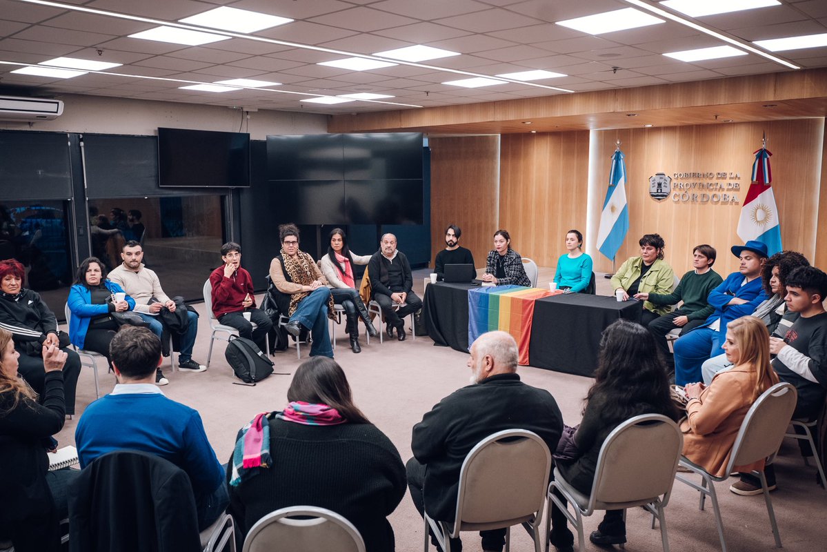 vinculacioncba's tweet photo. 🤝 El Ministerio de Vinculación y Gestión Institucional, a través de la Secretaría de Derechos Humanos y Diversidad y la Dirección General de Centros Vecinales, mantuvo un encuentro con referentes de centros vecinales de la ciudad de Córdoba para fortalecer el trabajo conjunto. https://t.co/yBu2qeny4u