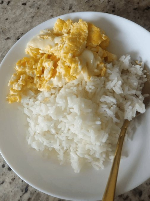 MZora0419's tweet photo. Tu mala alimentación es la razón por la que no bajas de peso.

Tras asesorar a más de 300 personas, quienes bajan de peso más rápido eligen 3 o 4 alimentos sencillos y los repiten con frecuencia.

Aquí tienes la lista:

1. Huevo y arroz (sencillo) https://t.co/3PhJROhxkQ